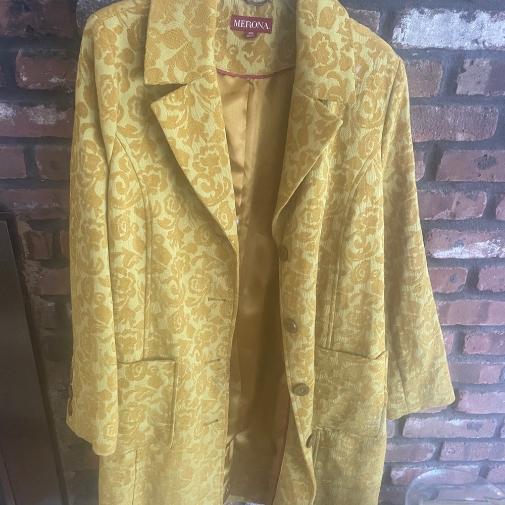 This coat is so nice it’s like a brocade it says xxl I put size 14